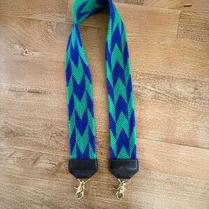 THE CLASSIC “SALT”
CROSSBODY Strap Blue and Green Chevron